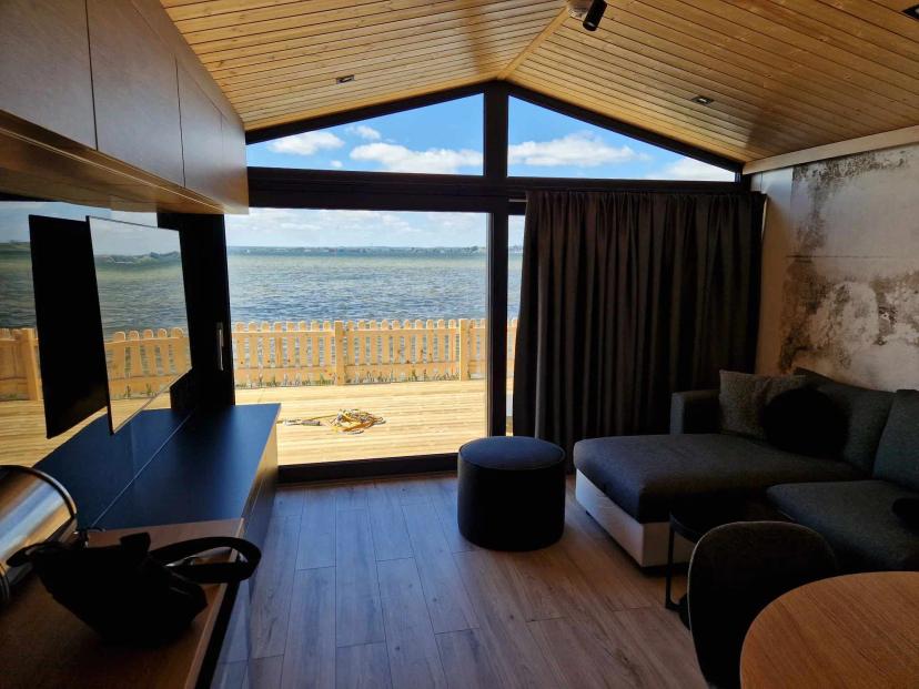 Salon z widokiem na jezioro