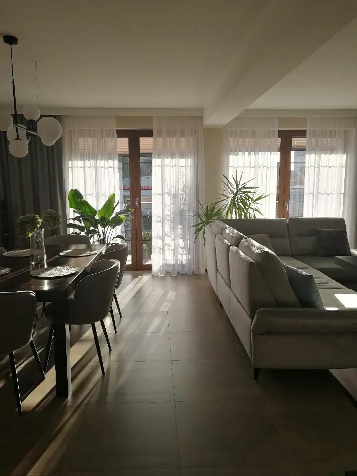 Przestronny salon z dużymi oknami